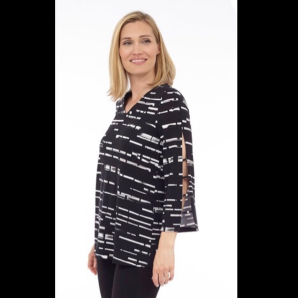 🌟DKR Lattice Sleeve V-Neck Top - Picture 1 of 6